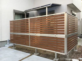 YKKAPのフェンス・柵 ルシアスフェンスF04型 横半目隠し 2段支柱＜自立建て用＞ 施工例