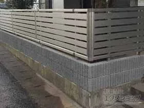 YKKAPのフェンス・柵 エクスラインフェンス23型 横半目隠しタイプ 自由柱 施工例
