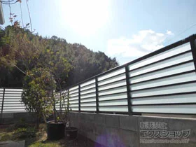 LIXIL リクシル(TOEX)のフェンス・柵 サニーブリーズフェンスS型＜採光タイプ＞ 間仕切り柱 施工例