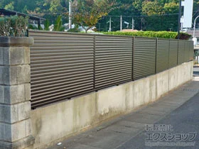 YKKAPのフェンス・柵 レスティナフェンス5型 目隠しルーバー 自由柱施工 施工例