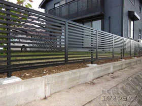 LIXIL リクシル(TOEX)のフェンス・柵 プレスタフェンス 3型 太横桟 フリーポールタイプ 施工例