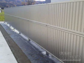 YKKAPのフェンス・柵 レスティナフェンス8型 たて目隠し 2段支柱 自立建て用（パネル2段） 施工例