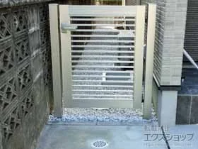 YKKAPの門扉 シンプレオ門扉9型 横粗格子 片開き 門柱使用 施工例