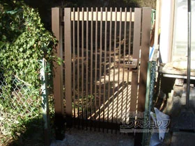 YKKAPの門扉 シンプレオ門扉T1型 縦格子 片開き 門柱使用 施工例