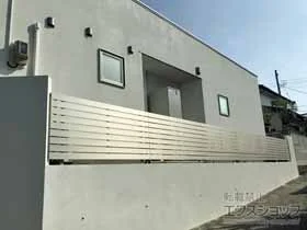 YKKAPのフェンス ルシアスフェンスH02型 横板格子 アルミカラー 自由柱施工 施工例