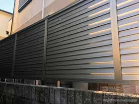 LIXIL リクシル(TOEX)のフェンス・柵 プレスタフェンス 8型 横ルーバー フリーポールタイプ 施工例