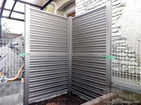 三協アルミのフェンス・柵 カムフィX9型 間仕切り支柱タイプ 多段柱仕様 施工例