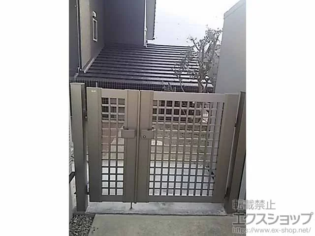 三協アルミの門扉 ニューカムフィ3型 井桁格子 両開き親子 施工例