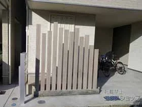 LIXIL リクシル(TOEX)のフェンス・柵 デザイナーズパーツ 枕木材 70×120 施工例