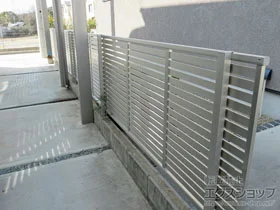YKKAPのフェンス・柵 シンプレオフェンス3型 横太格子 自由柱 施工例