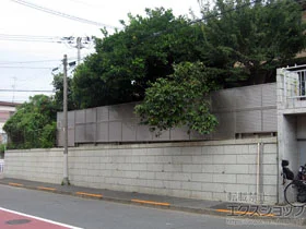 四国化成のフェンス・柵 バリューフェンス 6型 多段自由支柱 施工例