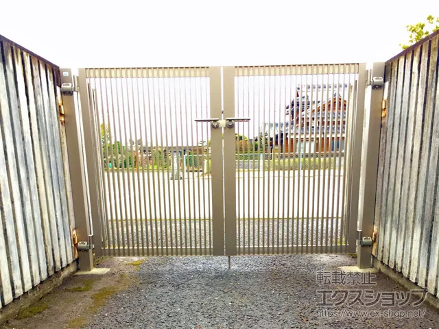 LIXIL(リクシル)の門扉 プレスタ門扉 TS型 連子格子 両開き 柱使用 施工例