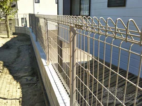 積水樹脂(セキスイ)のフェンス・柵 メッシュフェンス G10-R 自在柱 施工例