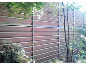 LIXIL リクシル(TOEX)のフェンス・柵 サニーブリーズフェンスM型 間仕切タイプ 二段施工用柱　 施工例