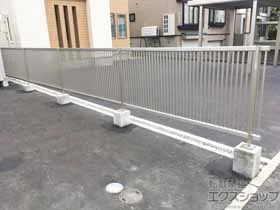 YKKAPのフェンス エクスラインフェンス13型 縦細格子 自由柱施工 施工例