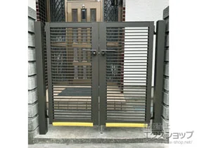 LIXIL リクシル(TOEX)の門扉 プレスタ門扉 1型 細横桟 両開き 柱使用 施工例