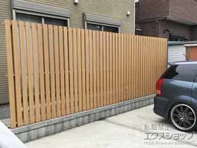 YKKAPのフェンス ルシアス スクリーンフェンスS04型 木調色 自由柱施工 施工例
