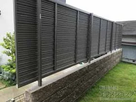LIXIL リクシル(TOEX)のフェンス・柵 ライシスフェンス 13型 横ルーバー フリーポールタイプ 施工例