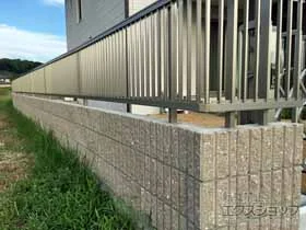 LIXIL リクシル(TOEX)のフェンス・柵 プレスタフェンス 2型 細たて桟 フリーポールタイプ 施工例