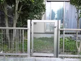 LIXIL リクシル(TOEX)の門扉 プレスタ門扉 2型 細たて桟 片開き 柱使用 施工例