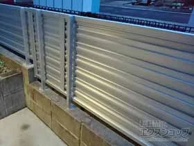 三協アルミのフェンス・柵 カムフィX9型 ルーバータイプ フリー支柱タイプ 施工例