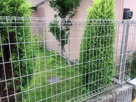 積水樹脂(セキスイ)のフェンス・柵 メッシュフェンスBB 自在柱 施工例