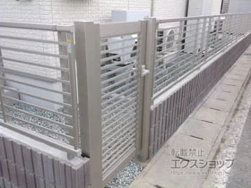 YKKAPの門扉 シンプレオ門扉9型 横粗格子 片開き 門柱使用 施工例