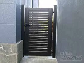 YKKAPの門扉 シンプレオ門扉3型 横太格子 片開き 門柱使用 施工例