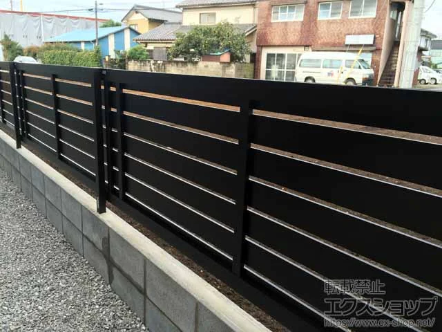 YKKAPのフェンス・柵 ルシアスフェンスH02型 横板格子 自由柱施工 施工例