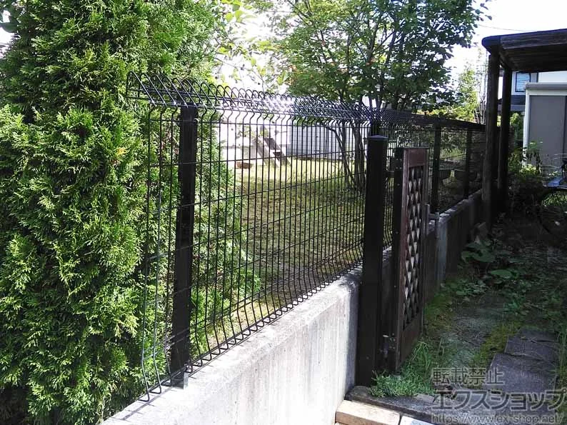 積水樹脂(セキスイ)のフェンス・柵 メッシュフェンス G10-R 自在柱 施工例