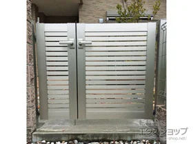 YKKAPの門扉 シンプレオ門扉3型 横太格子 両開き親子 門柱使用 施工例