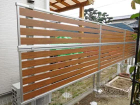 YKKAPのフェンス ルシアスフェンスF04型 横板 木目カラー 2段支柱 自立建て用 施工例