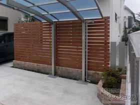 YKKAPのフェンス・柵 ルシアスフェンスH02型 横板格子 複合カラー 2段支柱 自立建て用（パネル2段） 施工例