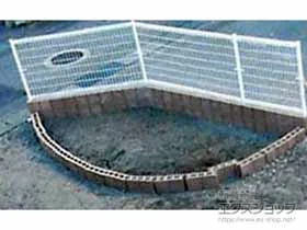 積水樹脂(セキスイ)のフェンス・柵 メッシュフェンス M0 間仕切り柱 施工例