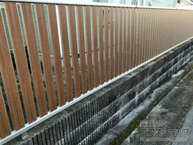 YKKAPのフェンス・柵 ルシアスフェンスF03型 たて半目隠し 複合カラー 自由柱施工 施工例