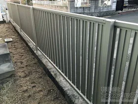 YKKAPのフェンス・柵 ルシアスフェンスF03型 たて半目隠し 複合カラー 自由柱施工 施工例