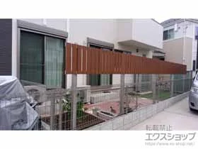 YKKAPのフェンス・柵 ルシアスフェンスH01型 たて板格子 木調カラー 2段支柱 自立建て用（パネル1段） 施工例