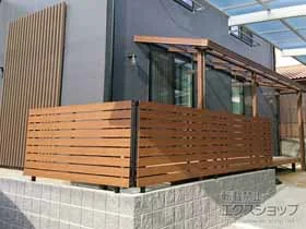YKKAPのフェンス・柵 ルシアスフェンスH02型 横板格子 複合カラー 自由柱タイプ 施工例