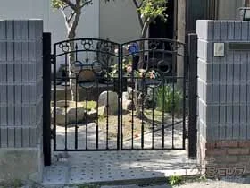 LIXIL リクシル(新日軽)の門扉 ディズニー門扉ミッキーA型 両開き　角門柱式 施工例