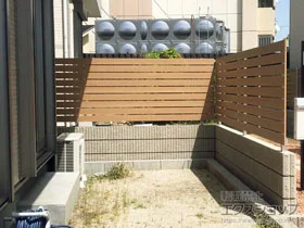 YKKAPのフェンス・柵 ルシアスフェンスH02型 横板格子 複合カラー 自由柱施工 施工例