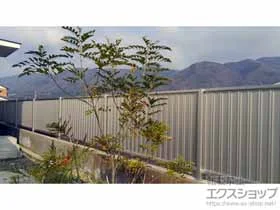 YKKAPのフェンス・柵 シンプレオフェンス6型 縦目隠し 自由柱仕様 施工例