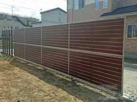 YKKAPのフェンス・柵 ルシアスフェンスF02型 横目隠し 木調カラー 2段支柱 自立建て用（パネル2段） 施工例