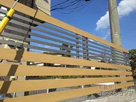 YKKAPのフェンス・柵 ルシアスフェンスH04型 横板+細横格子 複合カラー 自由柱施工 施工例