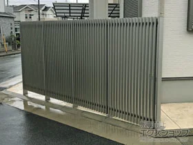 YKKAPのフェンス・柵 リレーリア フェンス2N型 間仕切柱施工 施工例