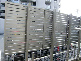LIXIL(リクシル)のフェンス プレスタフェンス 7Y型 横スリット フリーポールタイプ 施工例