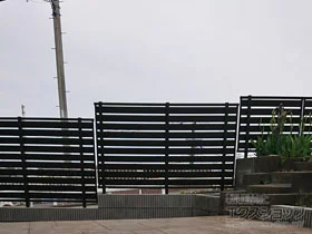 YKKAPのフェンス ルシアスフェンスF04型 横板 木目カラー 自由柱施工 施工例