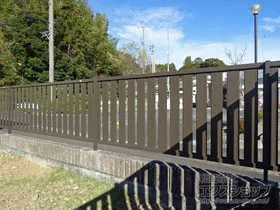 LIXIL(リクシル)のフェンス・柵 ハイミレーヌR4型フェンス フリーポールタイプ 施工例