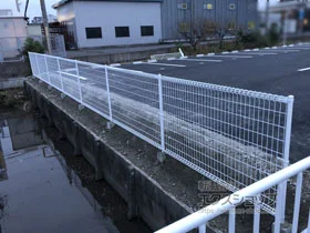 積水樹脂(セキスイ)のフェンス・柵 メッシュフェンス M0 固定柱式 施工例