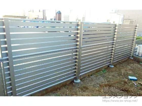 YKKAPのフェンス・柵 ルシアスフェンスF04型 横板 複合カラー 2段支柱 自立建て用（パネル2段） 施工例