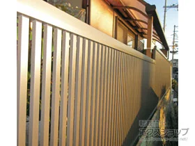 LIXIL リクシル(TOEX)のフェンス・柵 ライシスフェンス 2型 細たて桟 フリーポールタイプ 施工例